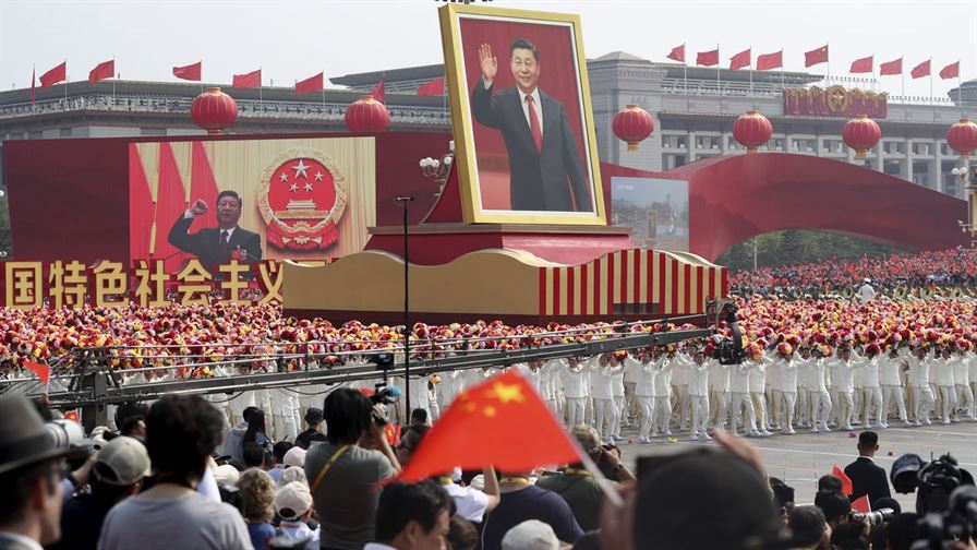 Fiori de Tiananmen: China ridică pumnul